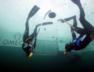 Νέο συναρπαστικό άθλημα: Χόκεϋ κάτω από τον πάγο (βίντεο)